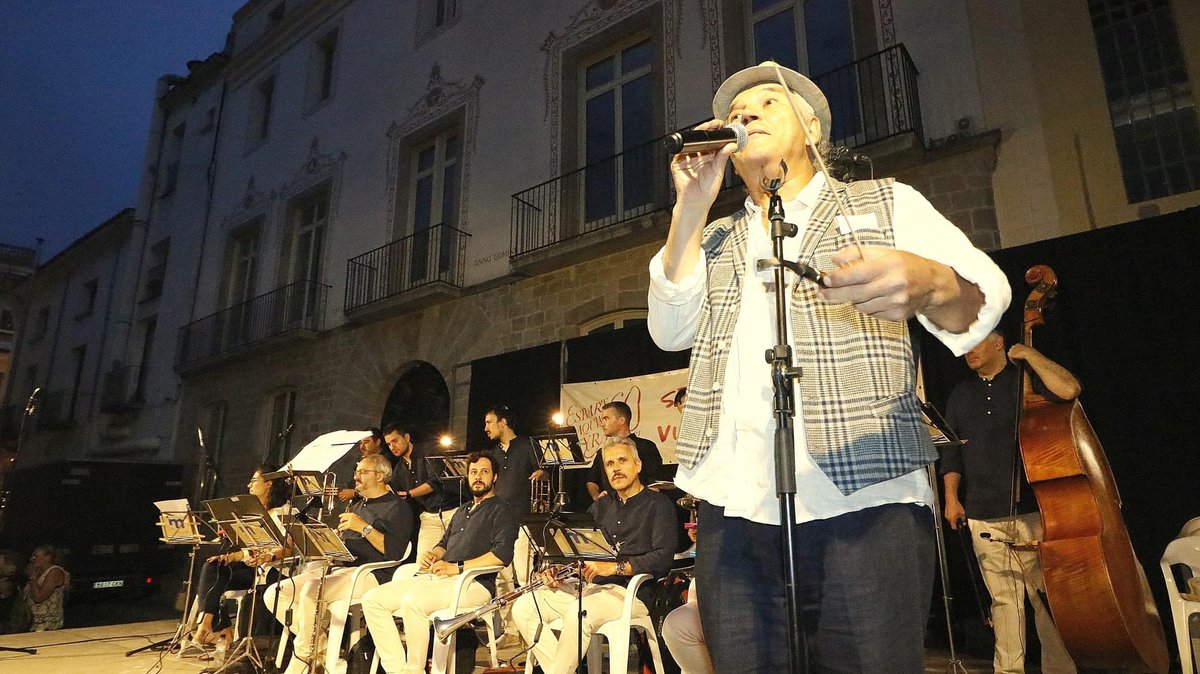 Blanes_cat's tweet photo. Notícia: Blanes reviu l’ambient d’un #BallNoucentista amb les #EnramadesCorpus pels 60 anys @EsbartJRuyra Protagonitzada pels exdansaires i tothom qui va voler afegir-s’hi, la música va anar a càrrec de la #CoblaMediterrània dirigida per #MarcelCasellas
https://t.co/n0jxgBaz0S https://t.co/Sr05AsI8s6