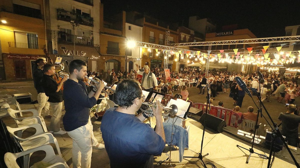 Blanes_cat's tweet photo. Notícia: Blanes reviu l’ambient d’un #BallNoucentista amb les #EnramadesCorpus pels 60 anys @EsbartJRuyra Protagonitzada pels exdansaires i tothom qui va voler afegir-s’hi, la música va anar a càrrec de la #CoblaMediterrània dirigida per #MarcelCasellas
https://t.co/n0jxgBaz0S https://t.co/Sr05AsI8s6