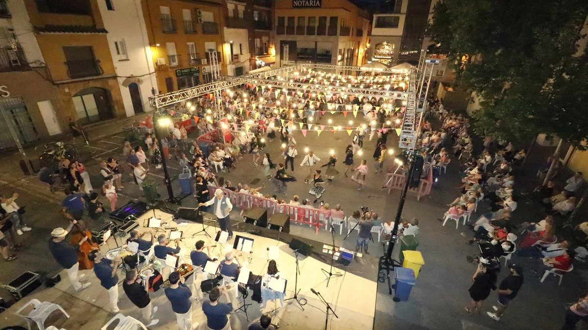 Blanes_cat's tweet photo. Notícia: Blanes reviu l’ambient d’un #BallNoucentista amb les #EnramadesCorpus pels 60 anys @EsbartJRuyra Protagonitzada pels exdansaires i tothom qui va voler afegir-s’hi, la música va anar a càrrec de la #CoblaMediterrània dirigida per #MarcelCasellas
https://t.co/n0jxgBaz0S https://t.co/Sr05AsI8s6