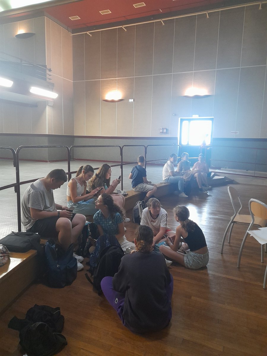 Entière journée de répétitions pour les comédiens de l'atelier théâtre du <a href="/clgBouligny/">Collège de Bouligny</a> 🎭  Venez nombreux demain à 20h30 à la Salle Germinal de Bouligny pour les applaudir et saluer leur travail ! #theatre #mythologie