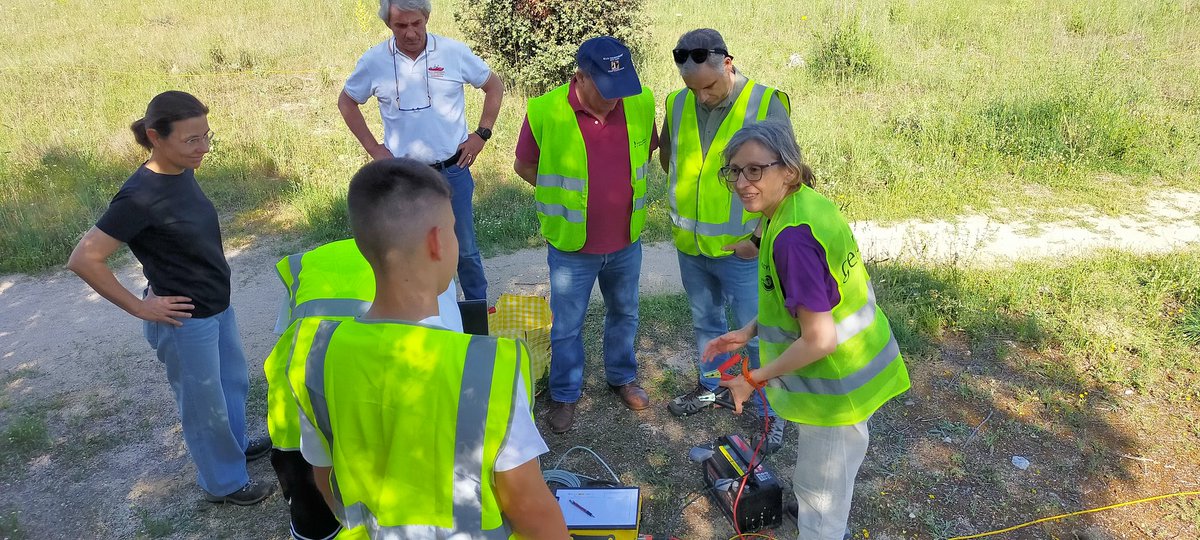 DruetMaria's tweet photo. Esta semana tenemos  nuestro grupo de investigación, GEOFSUB del @IGME1849 a Rubén y Daniel, Científicos en Prácticas de 3° de la ESO del @iesmccoslada, gracias a una fantástica iniciativa de la @aeac_science. Ayer tocó hacer un experimento de sísmica de refracción!! 🔨〰️ https://t.co/I1Qc0UkQ50