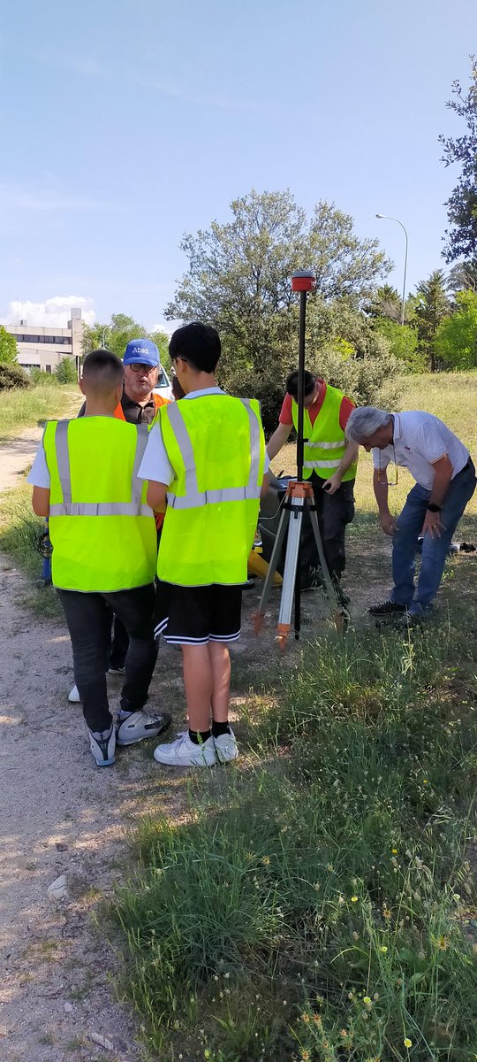 DruetMaria's tweet photo. Esta semana tenemos  nuestro grupo de investigación, GEOFSUB del @IGME1849 a Rubén y Daniel, Científicos en Prácticas de 3° de la ESO del @iesmccoslada, gracias a una fantástica iniciativa de la @aeac_science. Ayer tocó hacer un experimento de sísmica de refracción!! 🔨〰️ https://t.co/I1Qc0UkQ50
