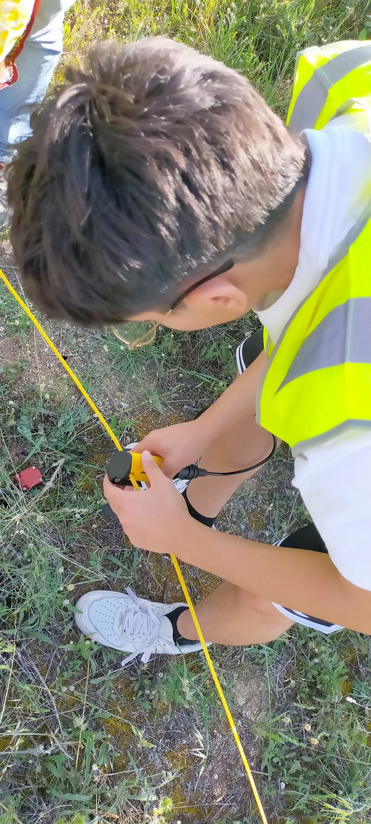 DruetMaria's tweet photo. Esta semana tenemos  nuestro grupo de investigación, GEOFSUB del @IGME1849 a Rubén y Daniel, Científicos en Prácticas de 3° de la ESO del @iesmccoslada, gracias a una fantástica iniciativa de la @aeac_science. Ayer tocó hacer un experimento de sísmica de refracción!! 🔨〰️ https://t.co/I1Qc0UkQ50