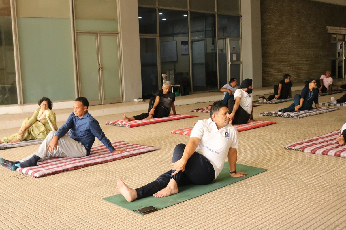 cgstaudit1mum's tweet photo. 9th #International Day of Yoga, 2023 based on the theme “One World, One Health” resonance with the principle of “Vasudhaiva Kutumbakam” celebrated by the officers &amp; Staff of CGST &amp; C. Ex., Audit I, Mumbai.@cbic_india,@cgstmumbaizone https://t.co/tQV6hECarU