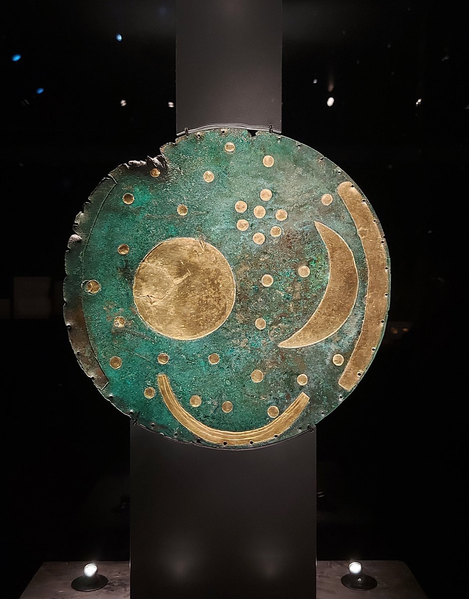 Happy #Solstice! The Nebra Sky Disc is considered to be the oldest known material representation of cosmic phenomena in the world, dating around 1600 BC.

On display at Landesmuseum für Vorgeschichte in Halle.

Further information: landesmuseum-vorgeschichte.de/en/nebra-sky-d…