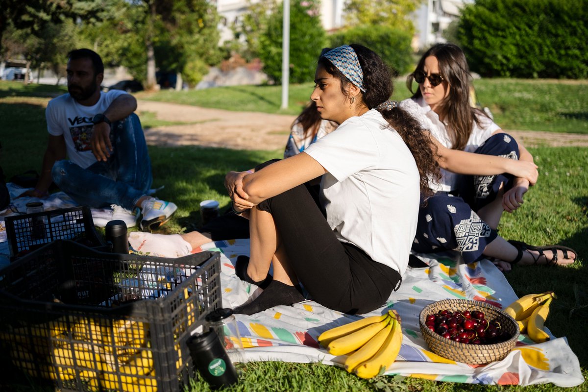ActionAidHellas's tweet photo. Το βιώσιμο πικνίκ της Κυριακής 18/6 περιλάμβανε κεράσια, μήλα & μπανάνες, καρό τραπεζομάντιλα & μία όμορφη παρέα με ανθρώπους διαφορετικούς μεταξύ τους, με ένα κοινό: τον βιώσιμο τρόπο ζωής! 📸Άγγελος Μπαράι #FoodWavePicnic #InternationalPicnicDay #FoodWaveProject #CatchTheWave https://t.co/gAXMG2GffI
