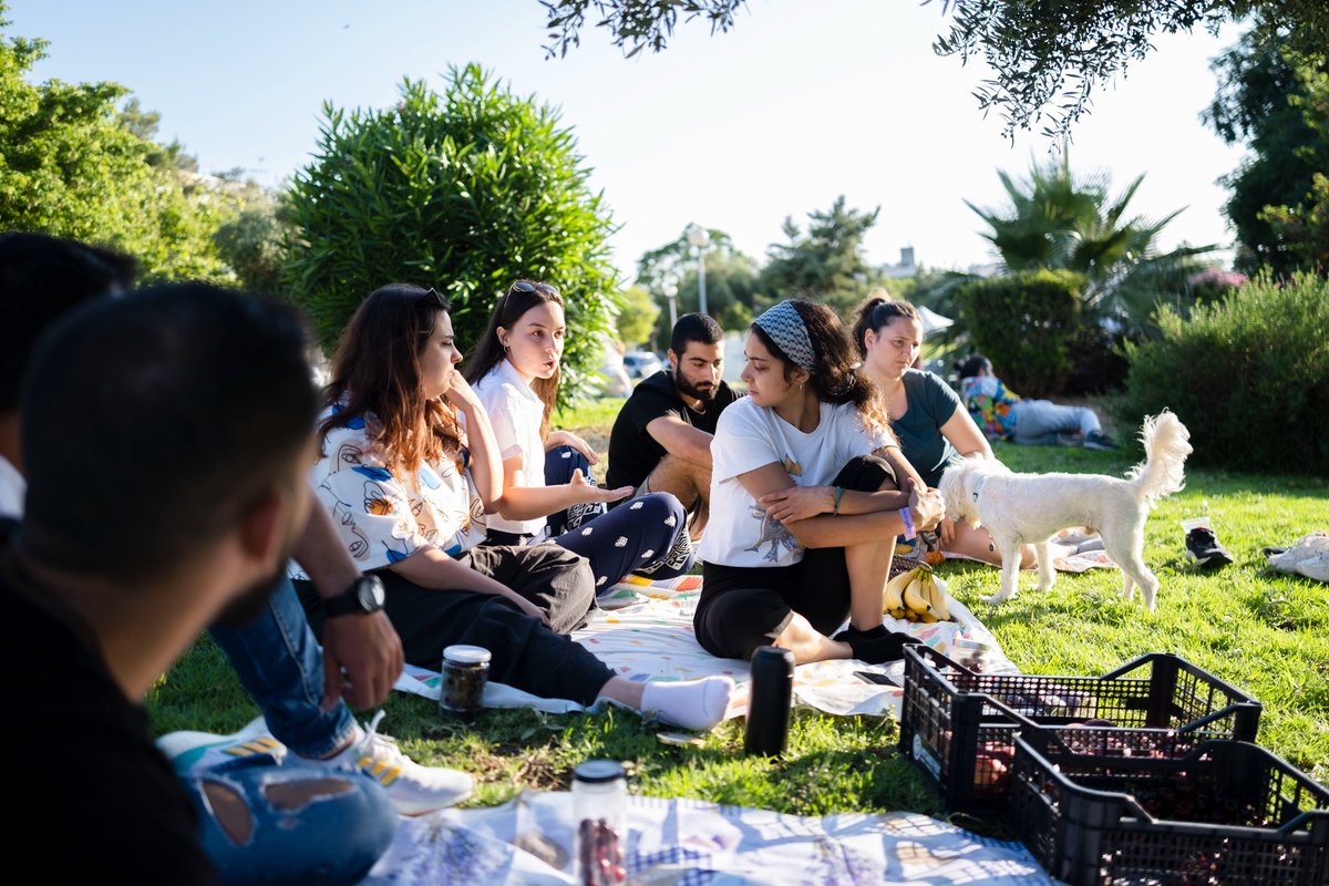 ActionAidHellas's tweet photo. Το βιώσιμο πικνίκ της Κυριακής 18/6 περιλάμβανε κεράσια, μήλα & μπανάνες, καρό τραπεζομάντιλα & μία όμορφη παρέα με ανθρώπους διαφορετικούς μεταξύ τους, με ένα κοινό: τον βιώσιμο τρόπο ζωής! 📸Άγγελος Μπαράι #FoodWavePicnic #InternationalPicnicDay #FoodWaveProject #CatchTheWave https://t.co/gAXMG2GffI