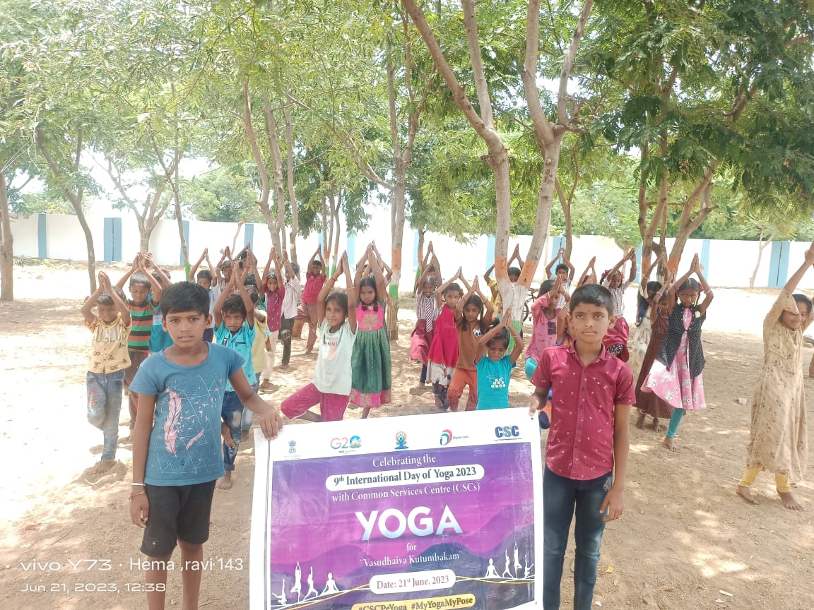 AmidalaRaju's tweet photo. 🎊Celebrating 9th International Yoga Day 🎊

Village Name :- Kothapally 
Mandal Name :- Haveli Ghanpur 
District:- Medak
Telangana.

VLE Name : Baddam Chiranjeevi 
CSC ID : 53136540017

@CSCegov_
@CSCSPV_Health
@moayush
@CSCTelangana
 
#CSCPeYoga 
#MyYogaMyPose https://t.co/dCx3kSqUWj