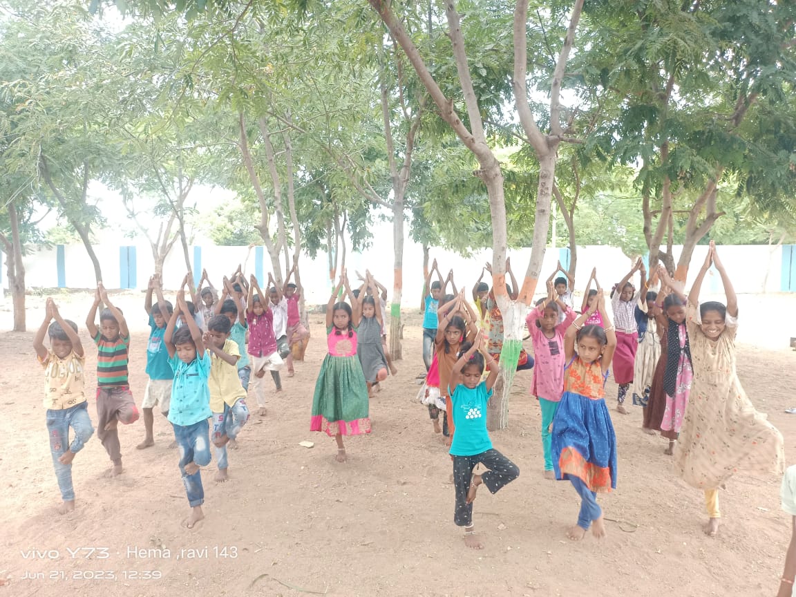 AmidalaRaju's tweet photo. 🎊Celebrating 9th International Yoga Day 🎊

Village Name :- Kothapally 
Mandal Name :- Haveli Ghanpur 
District:- Medak
Telangana.

VLE Name : Baddam Chiranjeevi 
CSC ID : 53136540017

@CSCegov_
@CSCSPV_Health
@moayush
@CSCTelangana
 
#CSCPeYoga 
#MyYogaMyPose https://t.co/dCx3kSqUWj