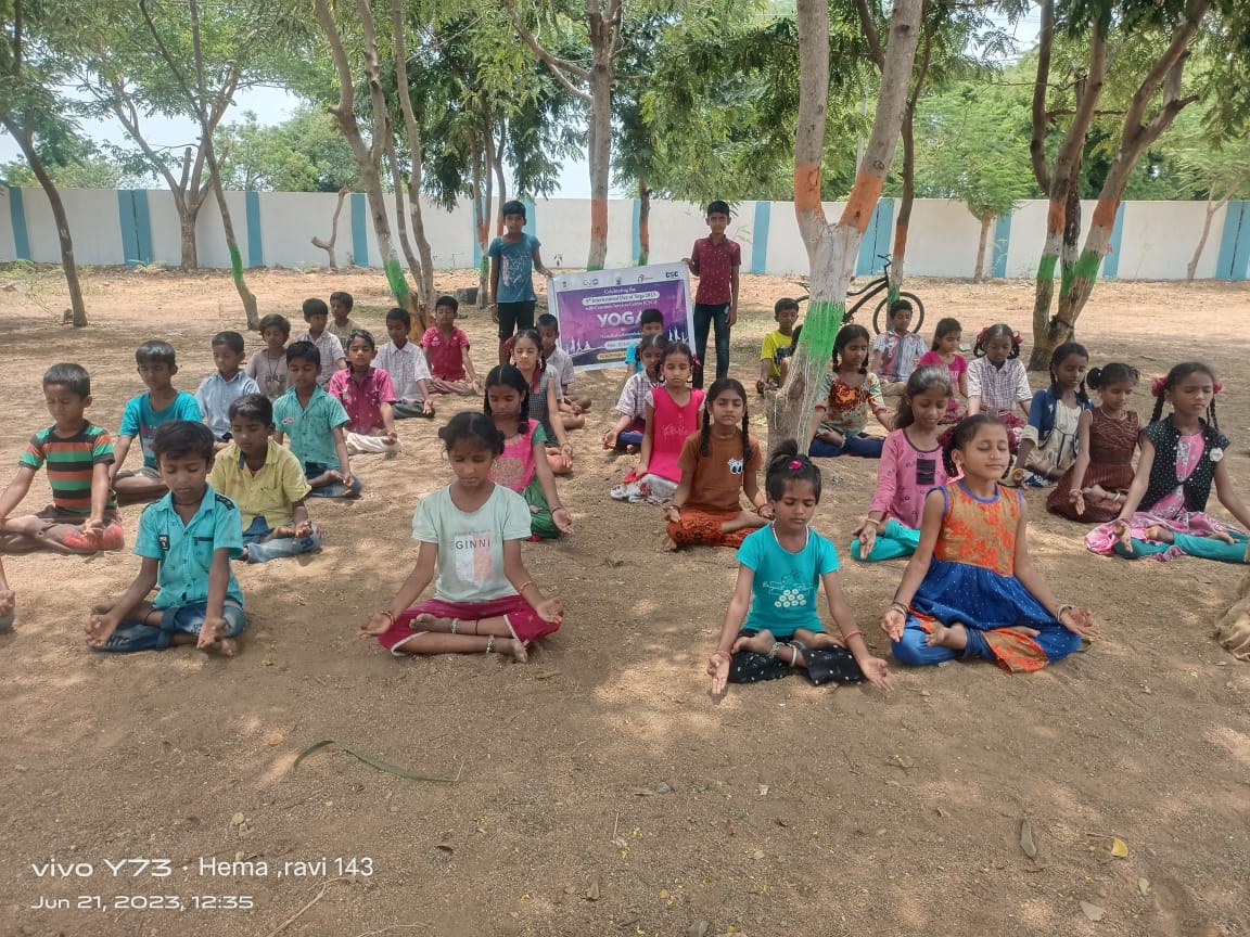 AmidalaRaju's tweet photo. 🎊Celebrating 9th International Yoga Day 🎊

Village Name :- Kothapally 
Mandal Name :- Haveli Ghanpur 
District:- Medak
Telangana.

VLE Name : Baddam Chiranjeevi 
CSC ID : 53136540017

@CSCegov_
@CSCSPV_Health
@moayush
@CSCTelangana
 
#CSCPeYoga 
#MyYogaMyPose https://t.co/dCx3kSqUWj