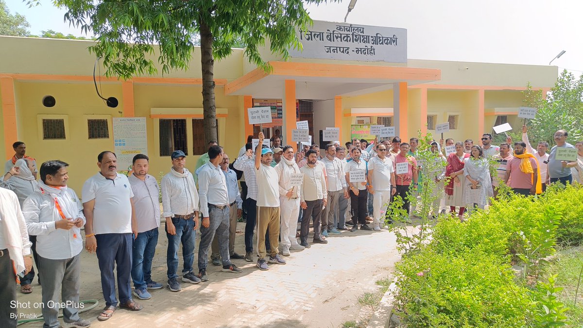 rsmbhadohi2021's tweet photo. RSM Bhadohi-पुरानी पेंशन की मांग को लेकर शिक्षकों ने बीआरसी ज्ञानपुर से लेकर बीएसए कार्यालय तक निकाला शांति मार्च
@bhadohi_bsa
@RSMUP245179
@mishragRSM 
@SHASHANKKUMARP 
@Dhiraj277 
@SKrantiman 
@PRATIKMALVIYA 
@VishwasDevendra 
@shilpipriya19 
@PrashadRsm 
@sssrsm21 https://t.co/HKxrZwKm97
