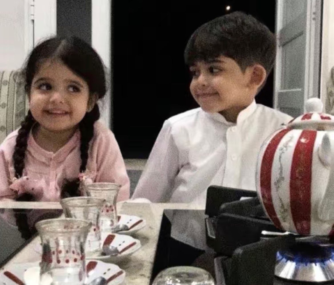 xys0f's tweet photo. ماتذكرين ايام كنا صغرين 
و احلامنا كانت حياةٍ هنيه 

كنتي بعيني غير كل المزايين 
وكنت بعيونك غير كل البريه 

يوسف ✍️ https://t.co/Rf9rUpyGBk