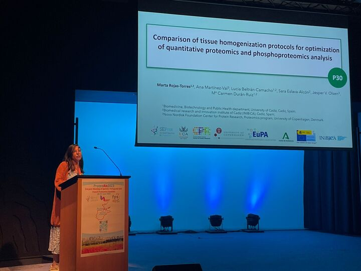JesperOlsenLab's tweet photo. Today, Marta Rojas from @CellTherapy82 lab is presenting at #ProteoAix2023 the work she did during her internship with us last year. She is sharing her expertise on different pipelines to optimize phospho recovery in tissues🐁. https://t.co/LgPbTqBq30