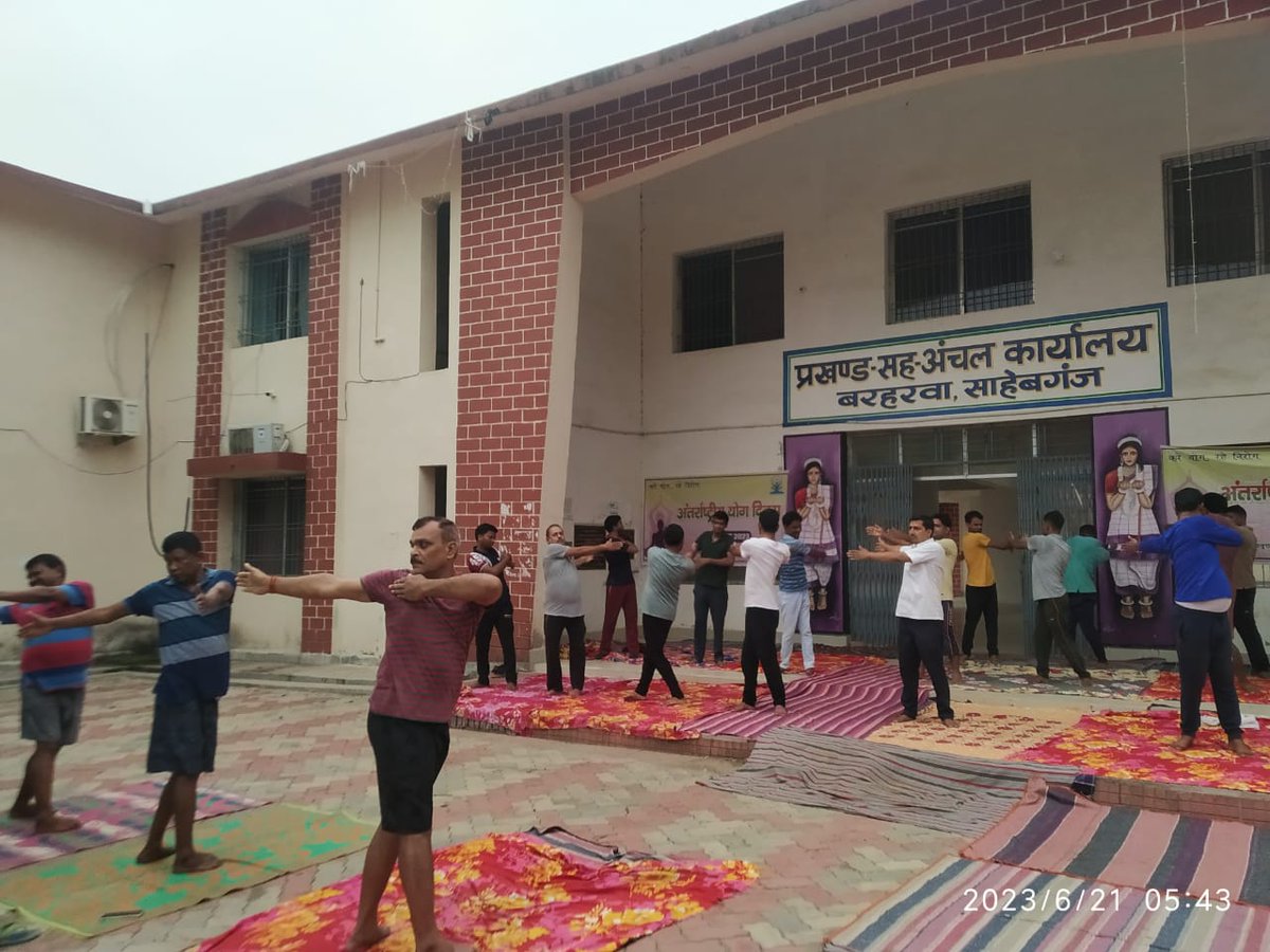 Celebrating the international Day of Yoga 2023 With CSC VLE Sahibganj Jharkhand.

#CSCPeYoga 
#MyYogaMyPose 

<a href="/CSCegov_/">CSCeGov</a> 
<a href="/CSCJharkhand/">CSC Jharkhand</a> 
<a href="/spm_jharkhand/">Wasim Imam</a>
