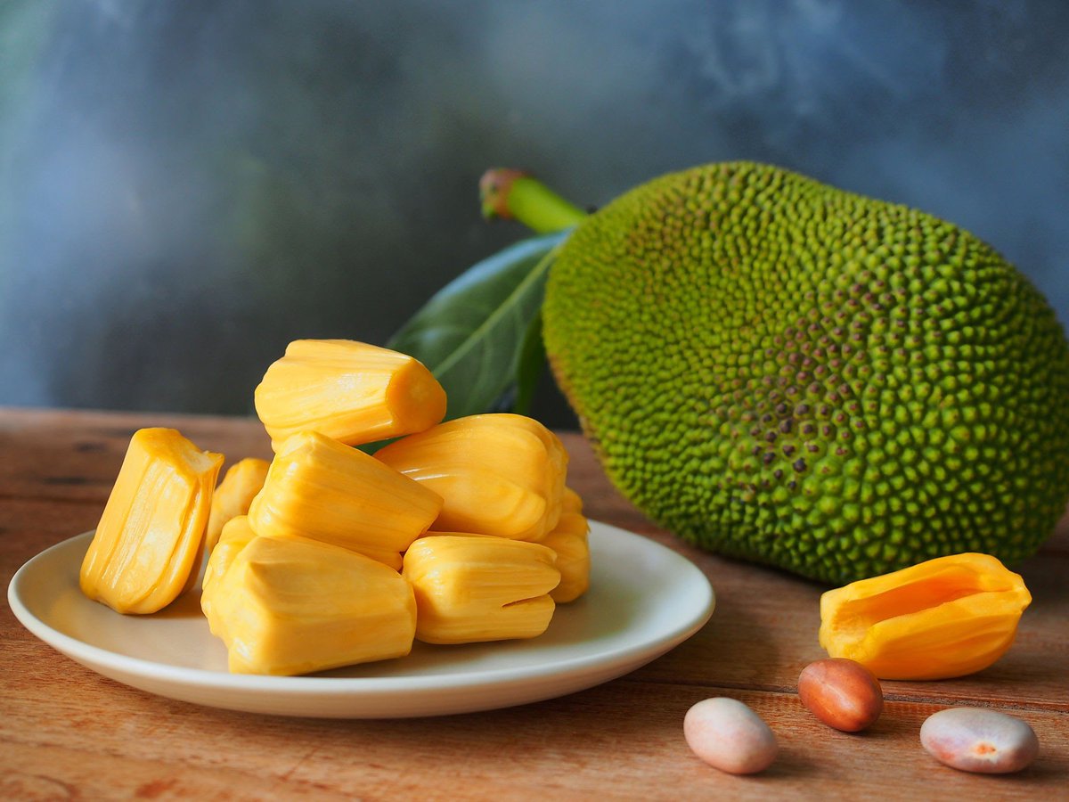 📌JACKFRUIT 😋

A nutritious fruit you’d love!
It has Carbs, Protein, Calcium, vitaminC, folate, niacin, riboflavin, potassium & magnesium.

It also contains Antioxidants & Carotenoids to protect body cells from damage, prevent cancer, heart disease & eye problems like cataracts.