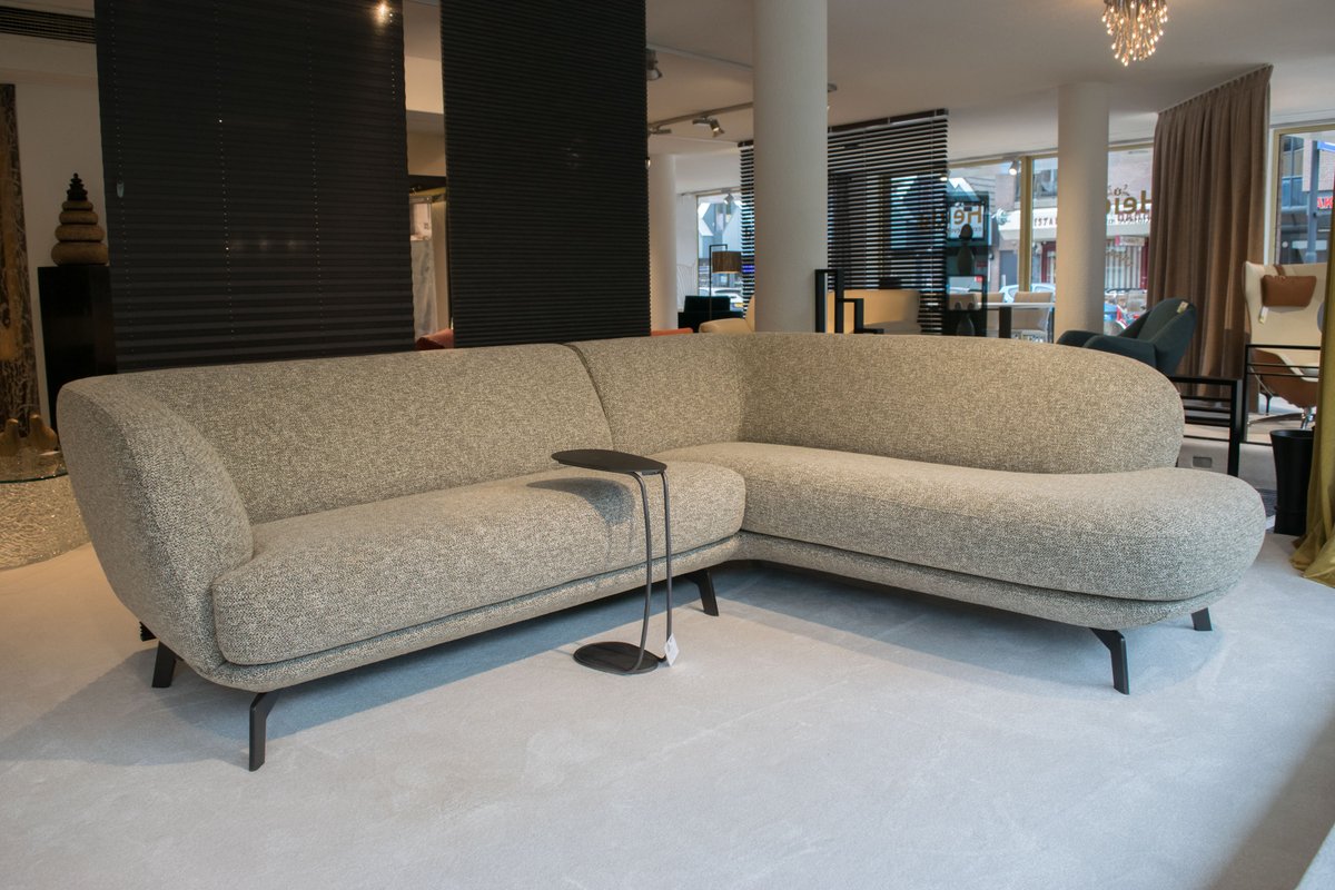 HeidaInterieurs's tweet image. Zeg vaarwel tegen harde lijnen en hallo tegen de zachte rondingen van de Leolux bank Flint!

Kijk verder op: heida-interieurs.nl/Wonen/Leolux-b…

#leoluxdesignfurniture #leolux #winkelcentrumoudrijswijk #interieur