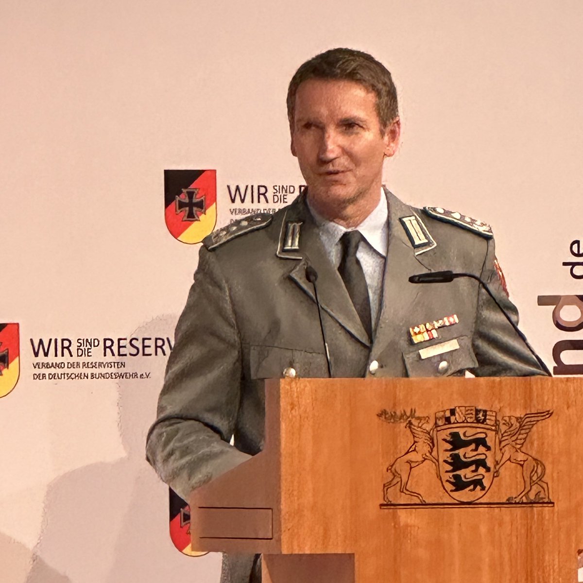 GVPA_Sprecher's tweet photo. Ohne @DieReserve geht es nicht! Gestern: #ParlamentarischerAbend des Reservistenverbandes mit Verleihung #GoldenerIgel2023. Sonderpreis ging sehr verdient an #Mazibora für sein Musikprojekt #KriegImKopf. https://t.co/zv6SlMlSq6