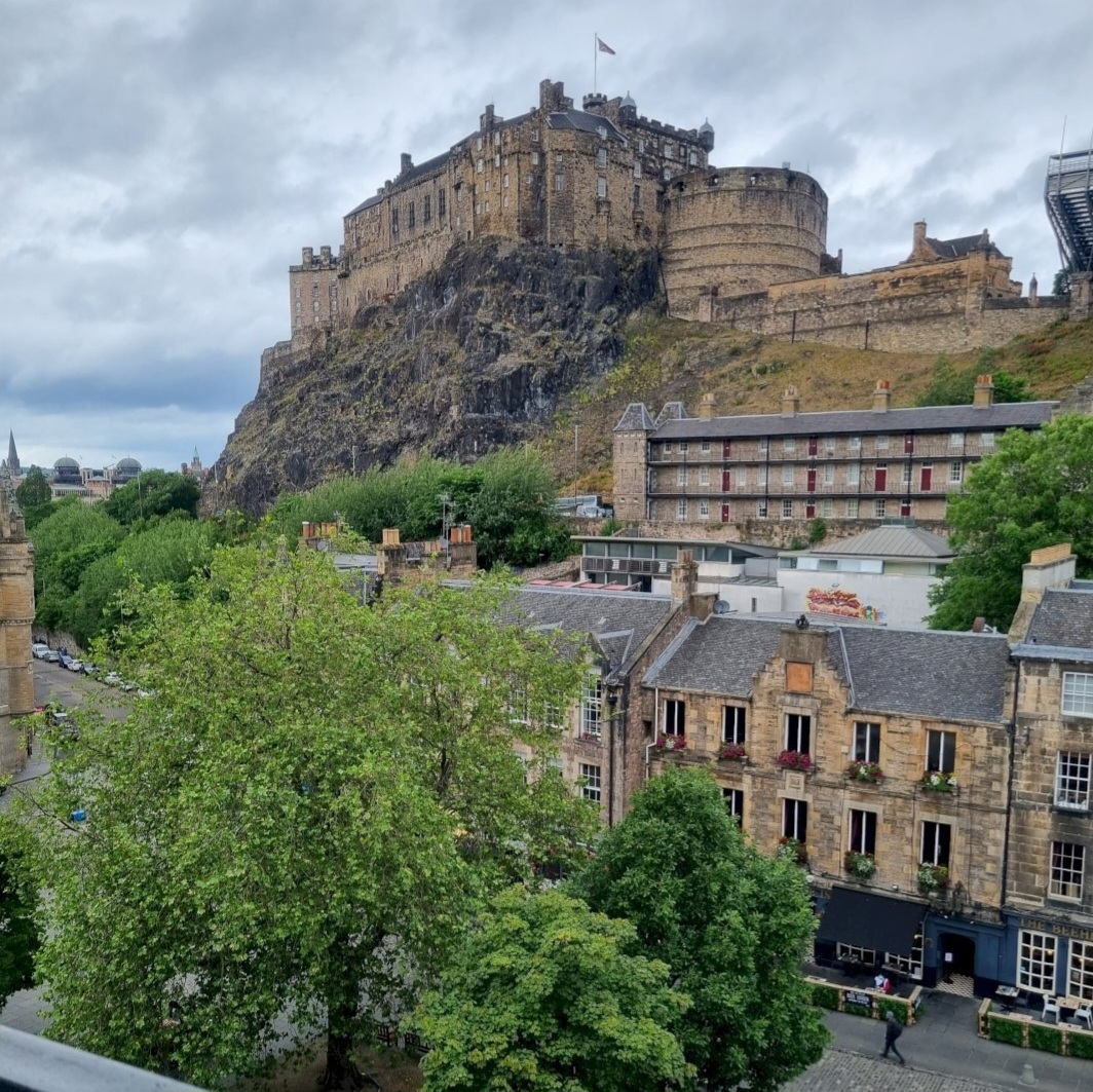 blockarchitects's tweet image. Check out Edinburgh Castle as seen from a balcony in the Grassmarket 🏰

Edinburgh has a rich architectural history and in the Old Town they do their best to preserve it for the locals and tourists alike. 

#edinburgharchitecture #architecture #gothicarchitecture #history