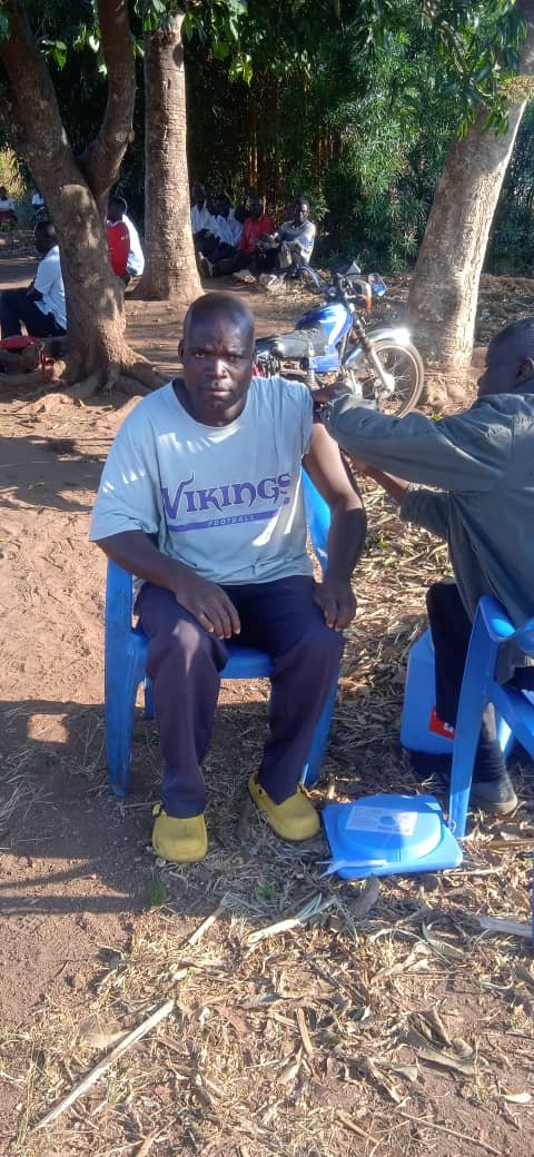 VaccinActionNet's tweet photo. Leadership is vital for community well being. Group Village Headman Mwitha,Chiradzulu district,leads by example,receiving his COVID-19 vaccine. His act emphasizes vaccination importance and inspires villagers to prioritize their health
#VaccinesWork
#VaccineActionNetworkProject https://t.co/l2GZ7oI7IO