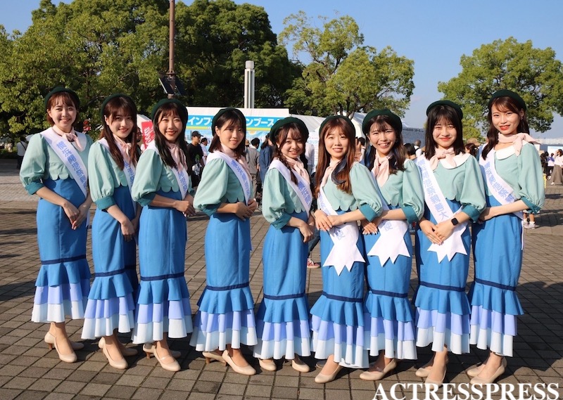 actresspress's tweet photo. 『第42回横浜開港祭』親善大使が活動を紹介！綺麗な海を世界へ、未来へ。  

▼リポート記事はコチラ【Reporter：細井彩香、藤原亜美、川副心愛】
https://t.co/LhxZJhIJca

アクトレスプレスでのリポーターも務める細井彩香さん、藤原亜美さん、川副心愛さんの3名が横浜開港祭親善大使としてリポートしました♪

#横浜開港祭 #横浜開港祭親善大使 #細井彩香 #藤原亜美 #川副心愛 #ACTRESSPRESS