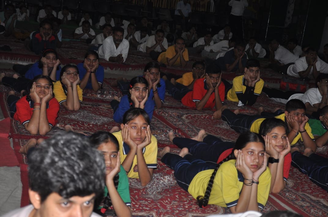 GM_OFM_YIL's tweet photo. Yoga-way of healthy &amp; stress-free life.
On 9th International Yoga Day, employees of OFM and school children enthusiastically participated in Yoga activities. Participation from various segments delivered a message of Vasudhaiva Kutumbakam to the world.
@YantraIndiaLtd
@CmdYantra https://t.co/SsKoQaCfUP