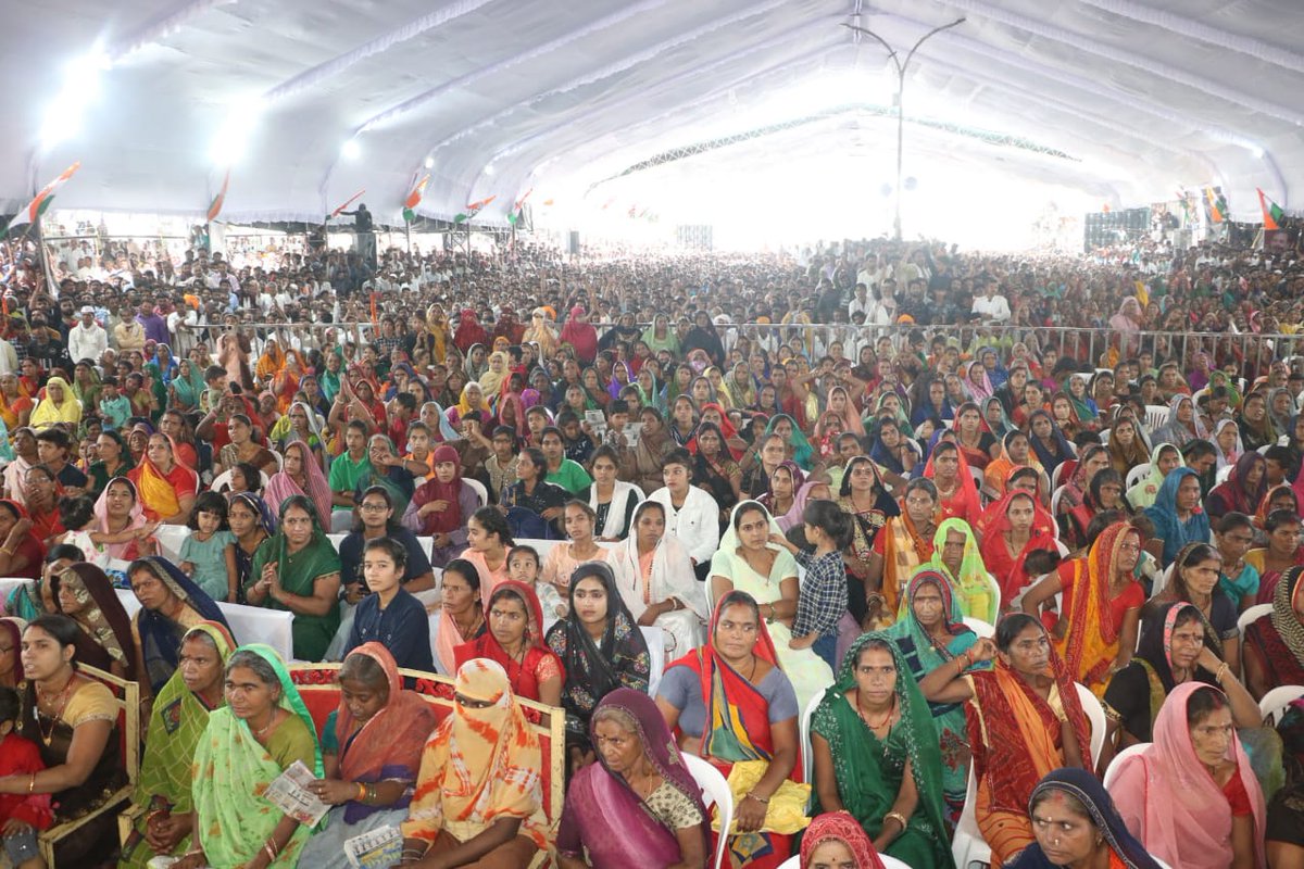 INCMP's tweet photo. कमलनाथ जी का संबोधन :

प्रदेश कांग्रेस अध्यक्ष कमलनाथ जी ने शाजापुर जिले के अकोदिया मंडी (शुजालपुर) में विशाल जनसभा को संबोधित किया।

"मध्यप्रदेश माँगे कमलनाथ" https://t.co/AxVNXHzEGw