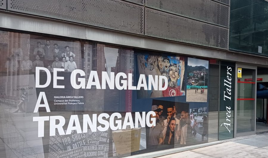 comunicacioUPF's tweet photo. L'exposició “De #GANGLAND a #TRANSGANG”, ubicada a l'@AreaTallersUPF fins al 30 de juny, convida a entendre les bandes com un dels recursos de la joventut per defensar la seva dignitat davant de la criminalització a què la sotmet l'Estat penal 👉 https://t.co/bBzFZQychC. https://t.co/WUnRSY6dxU