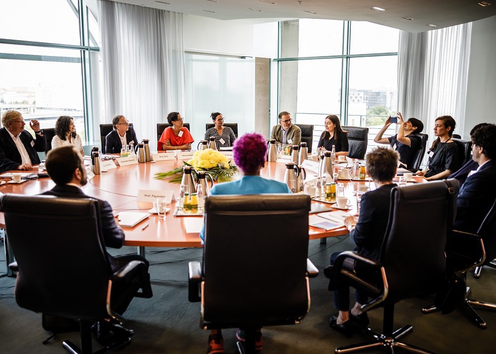 IntegrationBund's tweet photo. Der Expert*innenrat Antirassismus kam am 19. Juni erstmals im BKAmt zusammen. 12 Expert*innen aus Wissenschaft, Verwaltung und Praxis werden Vorschläge erarbeiten für eine wirksame #Antirassismus -Politik, insb. zur Bekämpfung von strukturellem u. institutionellem Rassismus. https://t.co/tCE51bN6RD