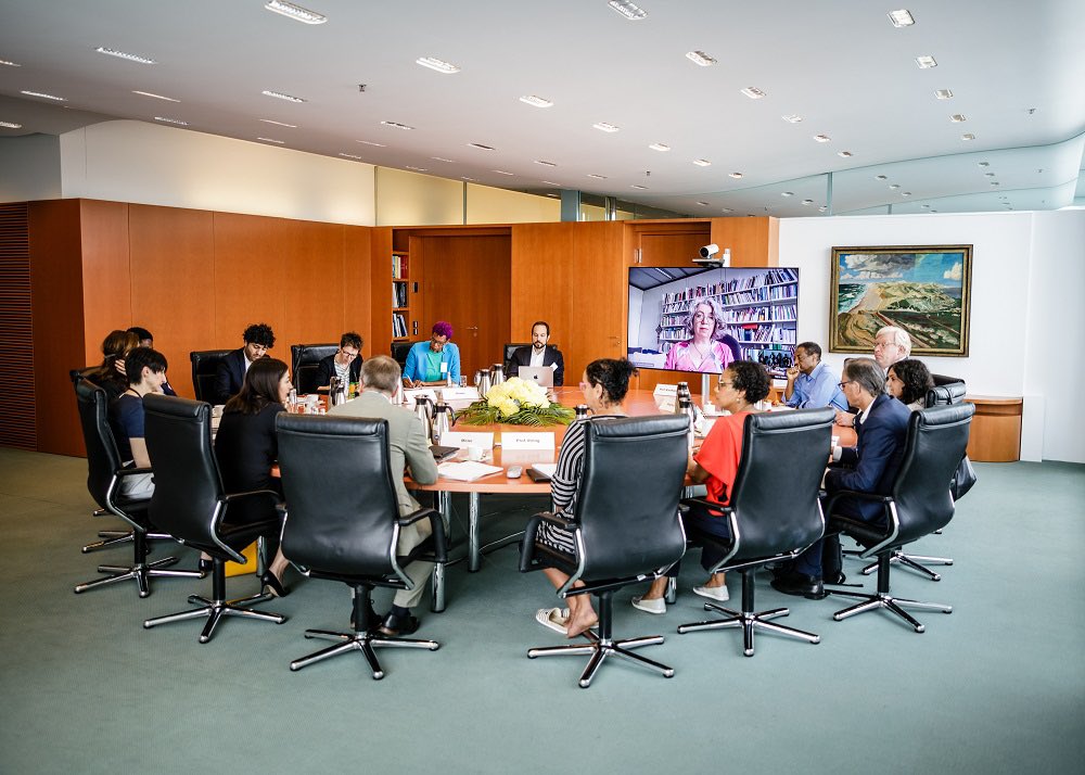 Der Expert*innenrat Antirassismus kam am 19. Juni erstmals im BKAmt zusammen. 12 Expert*innen aus Wissenschaft, Verwaltung und Praxis werden Vorschläge erarbeiten für eine wirksame #Antirassismus -Politik, insb. zur Bekämpfung von strukturellem u. institutionellem Rassismus.