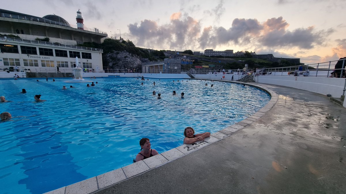 Many residents, including Cllr @sue_dann, were up bright and early this morning to take part in the #SummerSolstice swim at Tinside Lido with views of the sunrise over @PlymSoundNMP 🌅