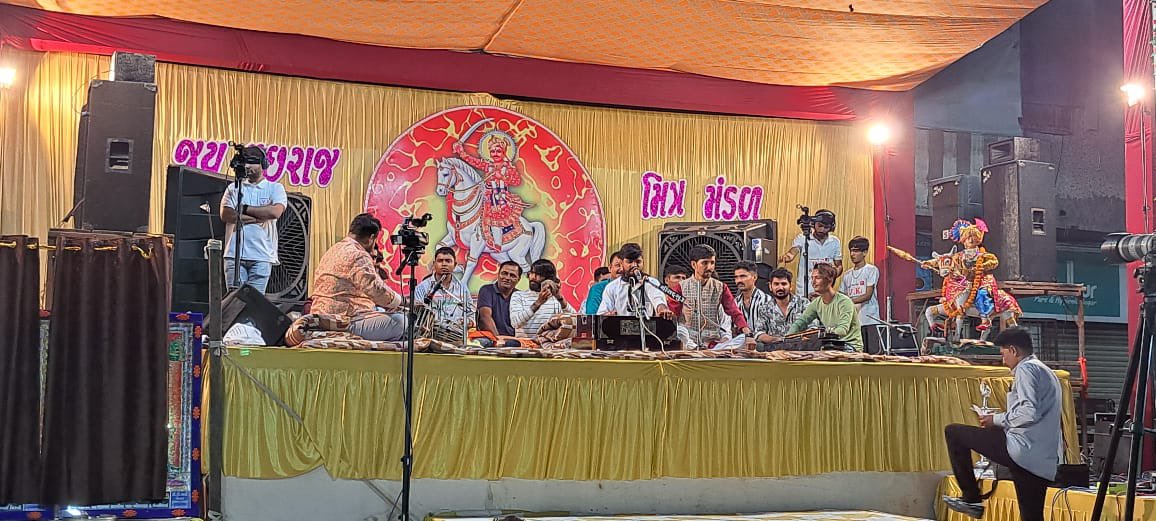 જામનગરના નાગનાથ ગેઇટ ખાતે જય વછરાજ મિત્ર મંડળ દ્વારા ભવ્ય લોકડાયરાનું આયોજન કરવામાં આવ્યું, ત્યારે આ કાર્યક્રમમાં ઉપસ્થિત રહી લોકડાયરાનો આનંદ માણ્યો.