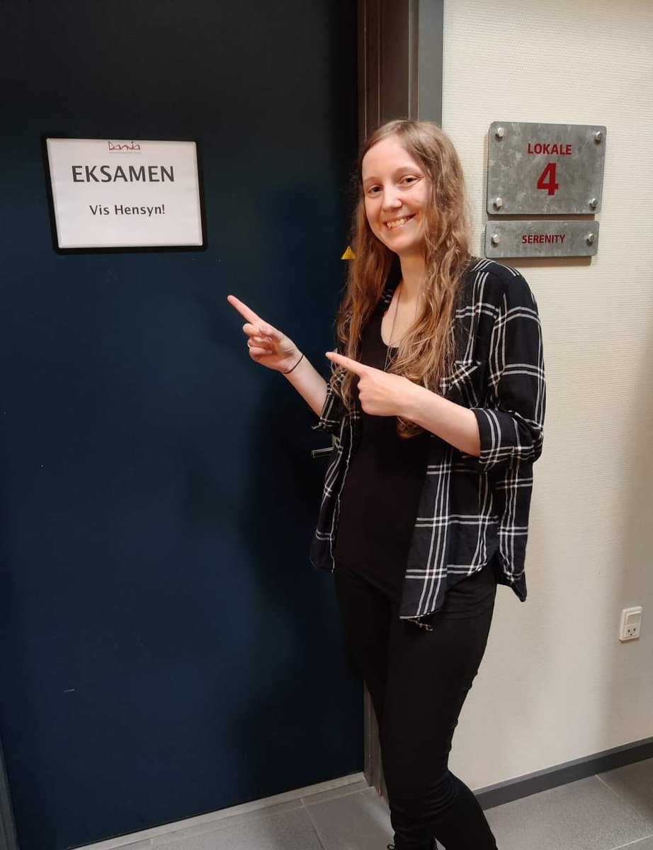 Stort tillykke til Signe som er årets aller første færdiguddannet Professionsbachelor i Softwareudvikling! 🥳 🇩🇰

Hele dagen idag står på eksamen for resten af klassen samt Multimediedesignerne fra årgang 2021. Knæk og bræk til alle! 🤞 Vi fejre alle til dimission senere på ugen!