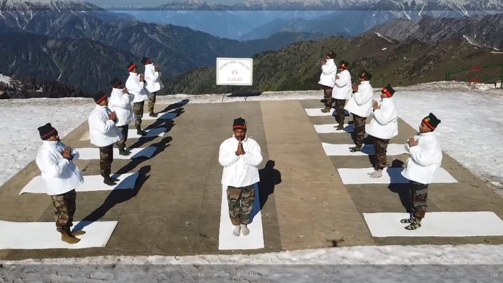 Karim02420800's tweet photo. س #InternationalYogaDay پر، آئیے ایک عالمی برادری کے طور پر اس قدیم عمل کو اپنانے کے لیے متحد ہوں جو ہماری زندگیوں میں توازن، طاقت اور امن لاتا ہے۔ #InternationalYogaDay2023 #IYD23 #YogaDay2023 https://t.co/iQEpzbkn66