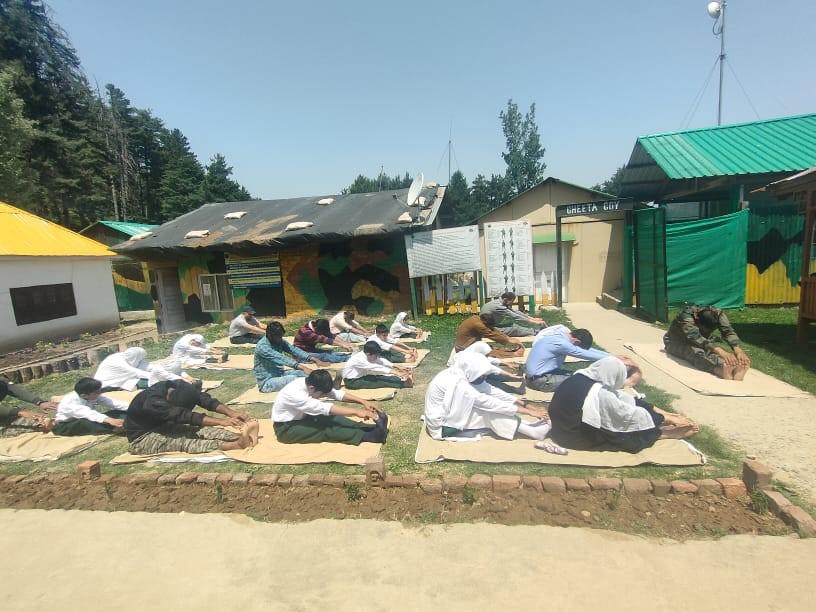 Karim02420800's tweet photo. س #InternationalYogaDay پر، آئیے ایک عالمی برادری کے طور پر اس قدیم عمل کو اپنانے کے لیے متحد ہوں جو ہماری زندگیوں میں توازن، طاقت اور امن لاتا ہے۔ #InternationalYogaDay2023 #IYD23 #YogaDay2023 https://t.co/qJy4ELZoi4