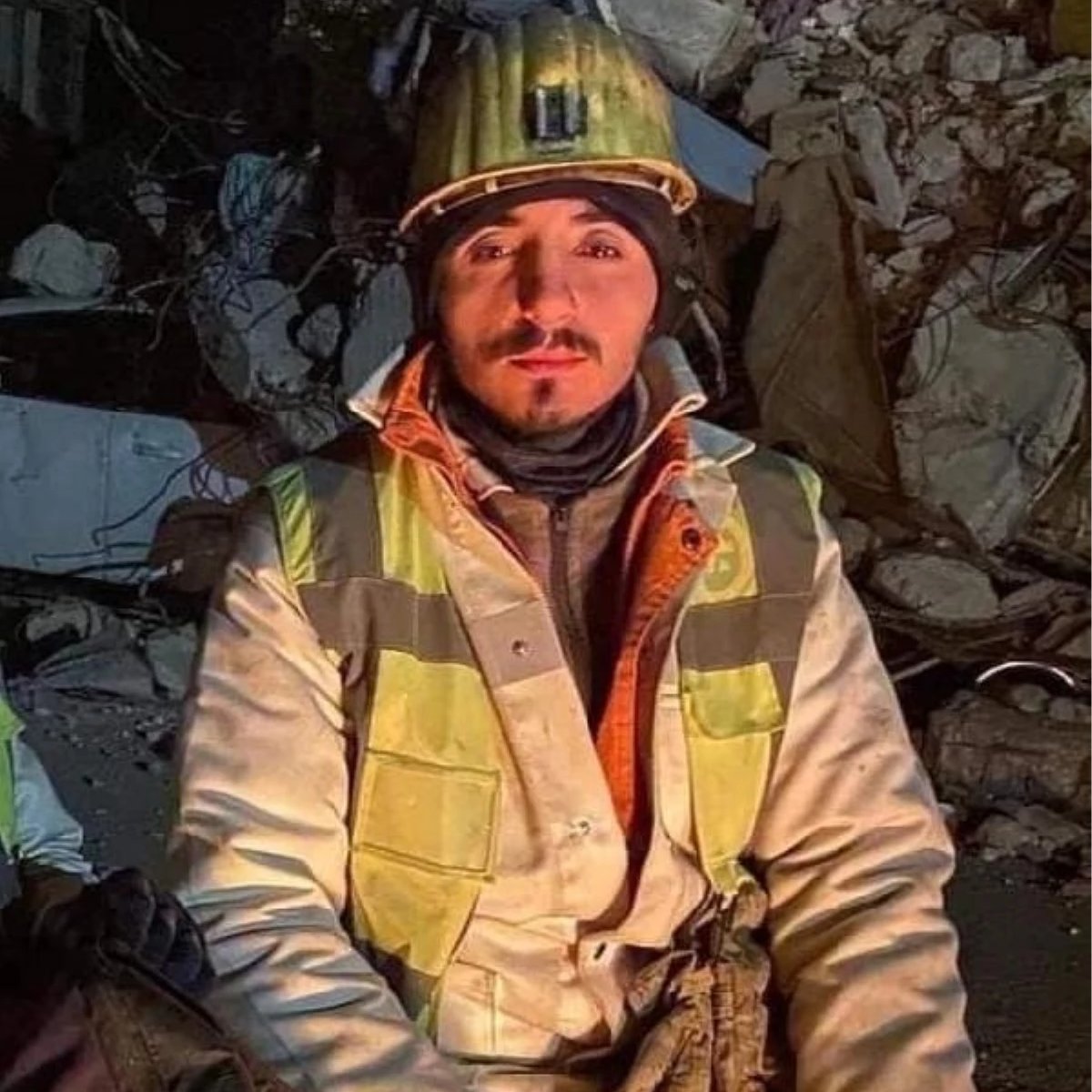 Hatay'da gönüllü olarak kurtarma çalışmalarına katılan madenci Hüseyin Eroğlu, Zonguldak'ta TTK Üzülmez Müessesi'ne bağlı maden ocağında çalışırken üzerine taş ve kömür parçaları düşmesi sonucu hayatını kaybetti.