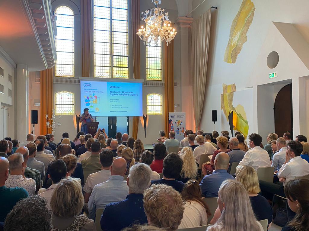 De Meetup XL algoritmes, digitale veiligheid en ethiek is van start! Burgemeester Rian van Dam opent de bijeeenkomst. Volg het via #MeetupXL