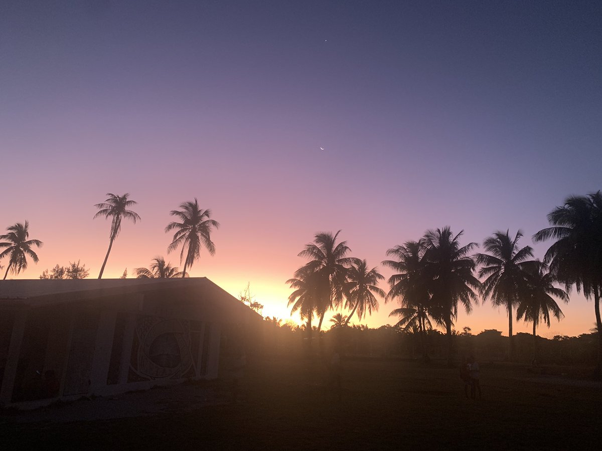 OlivierB_spc's tweet image. Sunset à la sortie du conseil école/collège à 17h45 (Rangiroa latitude -15). 
Notez dans le crop la Lune, sa phase et Venus. 
Le plan de l’écliptique étant quasi vertical, l’utilisation de monture équatoriale est compliquée par rapport à la métropole. 1/2
#teampc