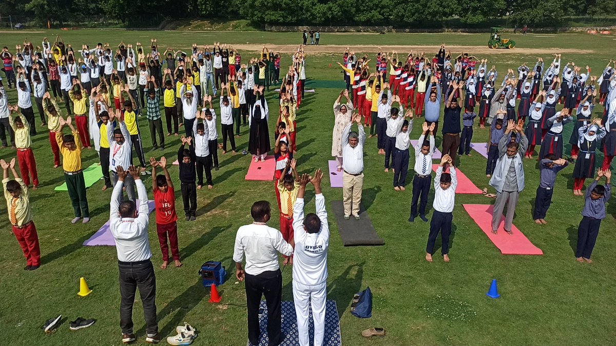 ZpeoM43649's tweet photo. 9th international yoga day celebrated by YOUTH SERVICES AND SPORTS DEPARTMENT Anantnag zone mattan https://t.co/9Cg61BVZ6G