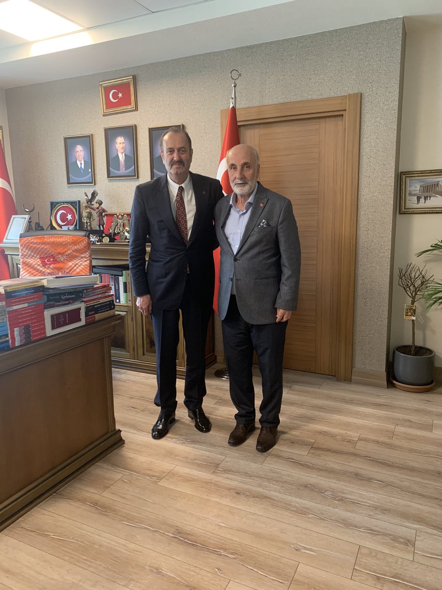 Milliyetçi Hareket Partisi Genel Sekreter yardımcısı ve İzmir Milletvekili sayın Tamer OSMANAĞAOĞLU’nu makamında ziyaret ettim. Kendi evimde gibi karşılanmak ne güzeldi. Varolsun teşkilat.