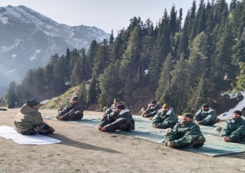 Karim02420800's tweet photo. س #InternationalYogaDay پر، آئیے ایک عالمی برادری کے طور پر اس قدیم عمل کو اپنانے کے لیے متحد ہوں جو ہماری زندگیوں میں توازن، طاقت اور امن لاتا ہے۔ #InternationalYogaDay2023 #IYD23 #YogaDay2023 https://t.co/dIfsRGpxzs