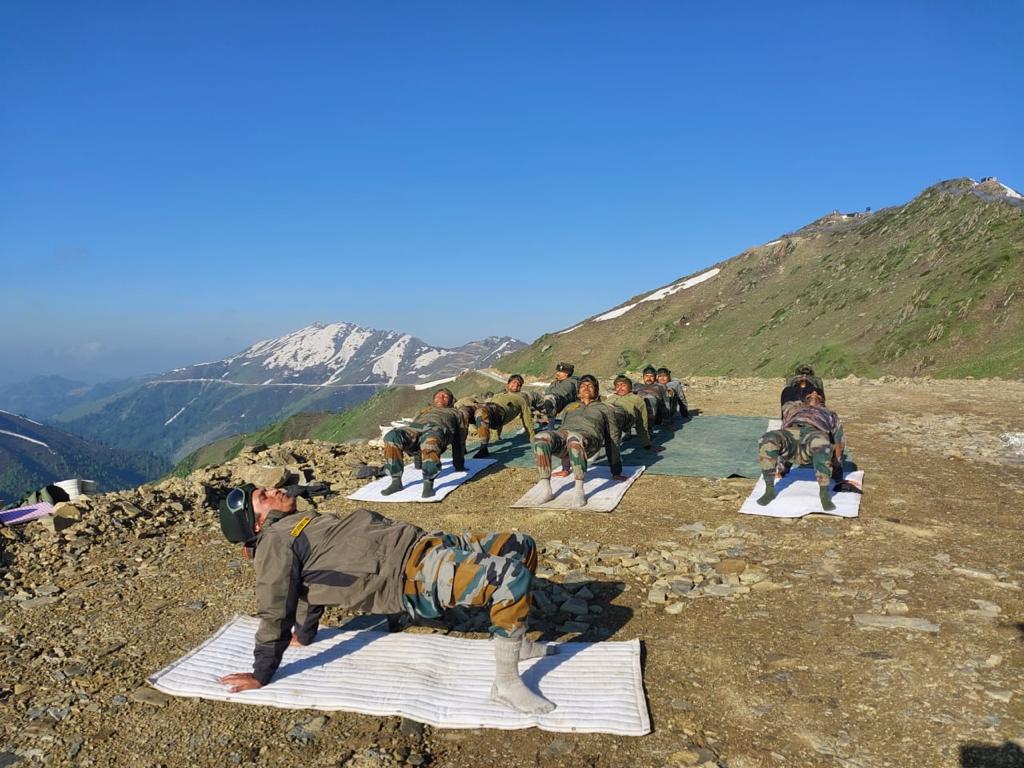 Karim02420800's tweet photo. س #InternationalYogaDay پر، آئیے ایک عالمی برادری کے طور پر اس قدیم عمل کو اپنانے کے لیے متحد ہوں جو ہماری زندگیوں میں توازن، طاقت اور امن لاتا ہے۔ #InternationalYogaDay2023 #IYD23 #YogaDay2023 https://t.co/aSPCGfmWNH