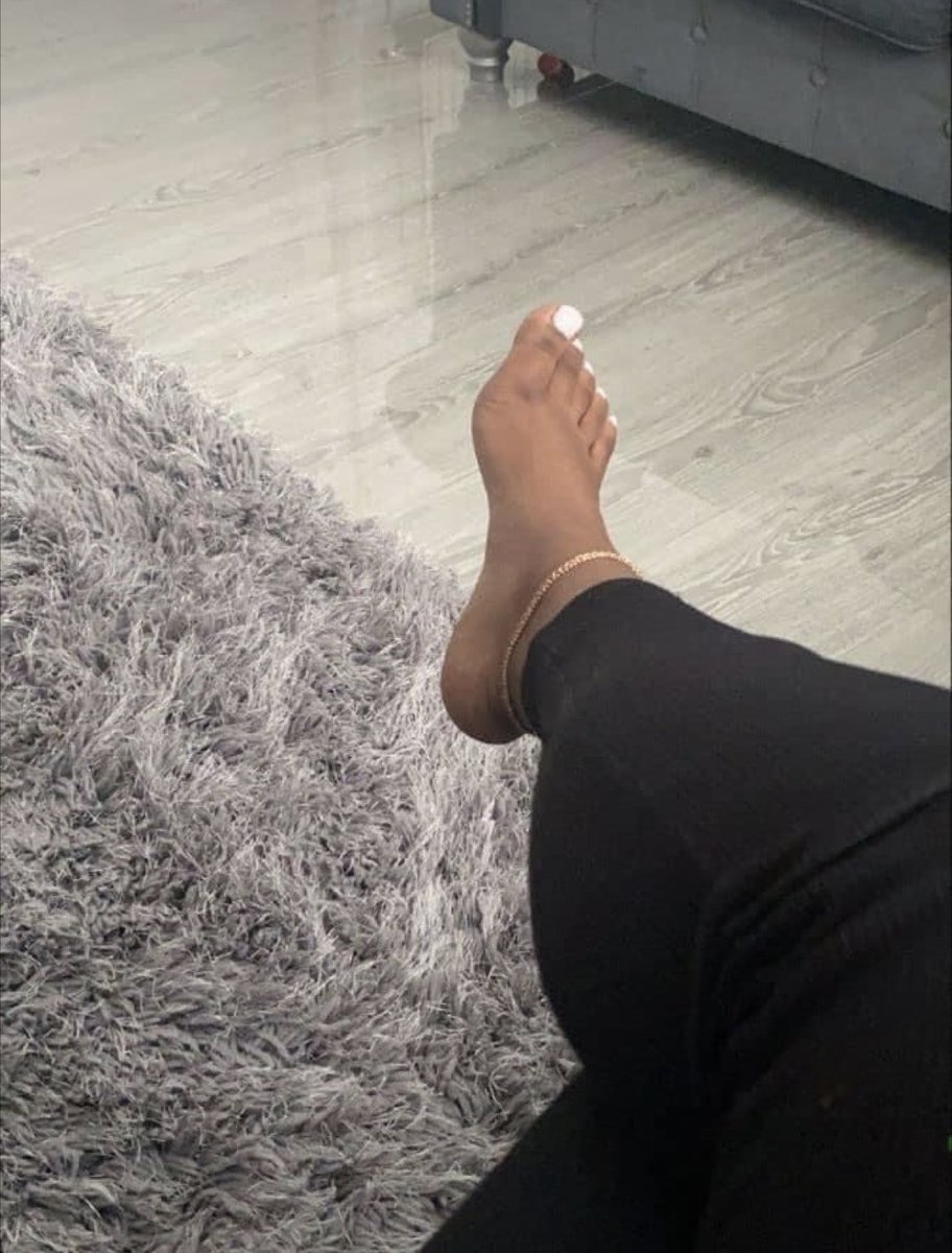 reine_ines_bdx's tweet photo. tu mérites que ça d’être à mes pieds salope https://t.co/kbPCZYFOgd