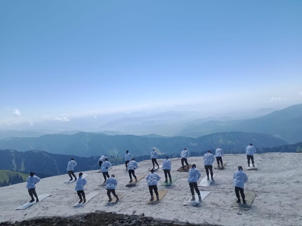 RN11359922's tweet photo. س #InternationalYogaDay پر، آئیے ایک عالمی برادری کے طور پر اس قدیم عمل کو اپنانے کے لیے متحد ہوں جو ہماری زندگیوں میں توازن، طاقت اور امن لاتا ہے۔ #InternationalYogaDay2023 #IYD23 #YogaDay2023 https://t.co/wWaX6f4Ysv