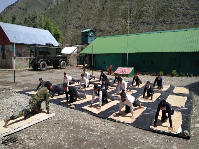 RN11359922's tweet photo. س #InternationalYogaDay پر، آئیے ایک عالمی برادری کے طور پر اس قدیم عمل کو اپنانے کے لیے متحد ہوں جو ہماری زندگیوں میں توازن، طاقت اور امن لاتا ہے۔ #InternationalYogaDay2023 #IYD23 #YogaDay2023 https://t.co/FeZRrE2xw4