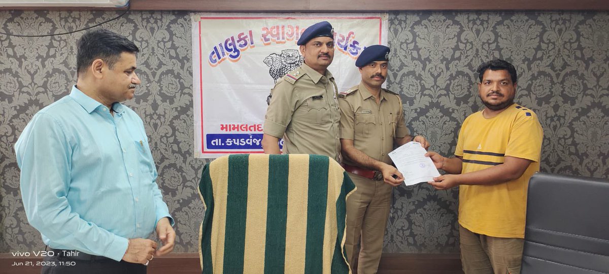 collectorkheda's tweet photo. કપડવંજ ખાતે તાલુકા સ્વાગત કાર્યક્રમ યોજાયો. વિવિધ વિભાગને લગત કુલ ૨૩ પશ્નો બાબતે હાજર અરજદારોને સાંભળી, સંકલનના સંબંધિત અધિકારીઓ સાથે પ્રશ્નોની ચર્ચા કરી  પ્રશ્નોનો હકારાત્મક નિકાલ કરાયો તથા ઉપસ્થિત અધિકારીશ્રીઓને લોકાભિમુખ વહીવટ અર્થે સૂચનો કર્યા.@revenuegujarat @infokhedagog https://t.co/MSgzZdgxTa