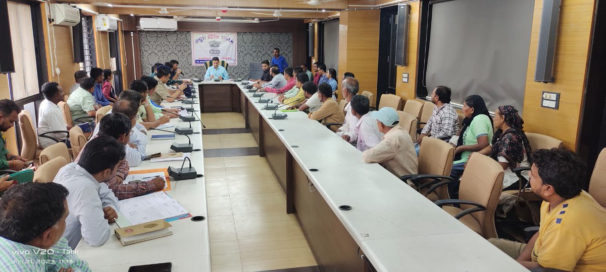 collectorkheda's tweet photo. કપડવંજ ખાતે તાલુકા સ્વાગત કાર્યક્રમ યોજાયો. વિવિધ વિભાગને લગત કુલ ૨૩ પશ્નો બાબતે હાજર અરજદારોને સાંભળી, સંકલનના સંબંધિત અધિકારીઓ સાથે પ્રશ્નોની ચર્ચા કરી  પ્રશ્નોનો હકારાત્મક નિકાલ કરાયો તથા ઉપસ્થિત અધિકારીશ્રીઓને લોકાભિમુખ વહીવટ અર્થે સૂચનો કર્યા.@revenuegujarat @infokhedagog https://t.co/MSgzZdgxTa