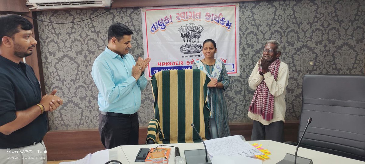 collectorkheda's tweet photo. કપડવંજ ખાતે તાલુકા સ્વાગત કાર્યક્રમ યોજાયો. વિવિધ વિભાગને લગત કુલ ૨૩ પશ્નો બાબતે હાજર અરજદારોને સાંભળી, સંકલનના સંબંધિત અધિકારીઓ સાથે પ્રશ્નોની ચર્ચા કરી  પ્રશ્નોનો હકારાત્મક નિકાલ કરાયો તથા ઉપસ્થિત અધિકારીશ્રીઓને લોકાભિમુખ વહીવટ અર્થે સૂચનો કર્યા.@revenuegujarat @infokhedagog https://t.co/MSgzZdgxTa