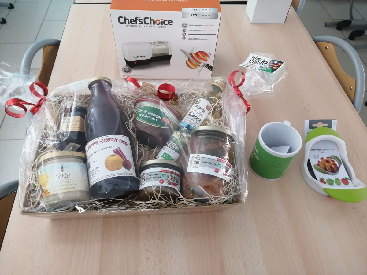 Félicitations à notre équipe de restauration qui remporte le 1er prix du « Challenge Approlocal ». 
L’occasion de récompenser l’équipe pour sa recherche permanente d’approvisionnement en circuit court. 🙏🏆 <a href="/hautsdefrance/">Région Hauts-de-France</a>