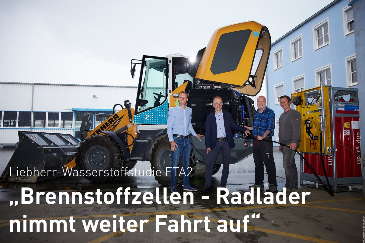 klimafonds's tweet photo. Im Baugewerbe sind die Anforderungen an die Leistung und das Ansprechverhalten einer #Brennstoffzelle besonders hoch. Nach viel Forschungs- und Entwicklungsarbeit im #ETA2-Projekt gab's nun einen ersten Fototermin📸 mit dem Prototypen des @Liebherr Brennstoffzellen-Radladers. https://t.co/LtEGXN8zSo