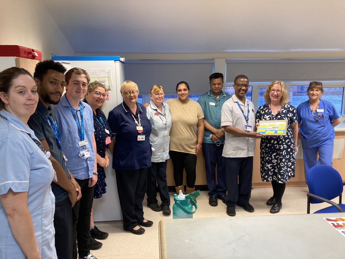 Congratulations to housekeeper Pelani on ward 17, LGH, who received a Patient Recognition Award yesterday for all the wonderful feedback he's received! 👏📷 @sueburtonDCN @Leic_hospital @carolbrad1 #meaningfulrecognition #greatfeedback